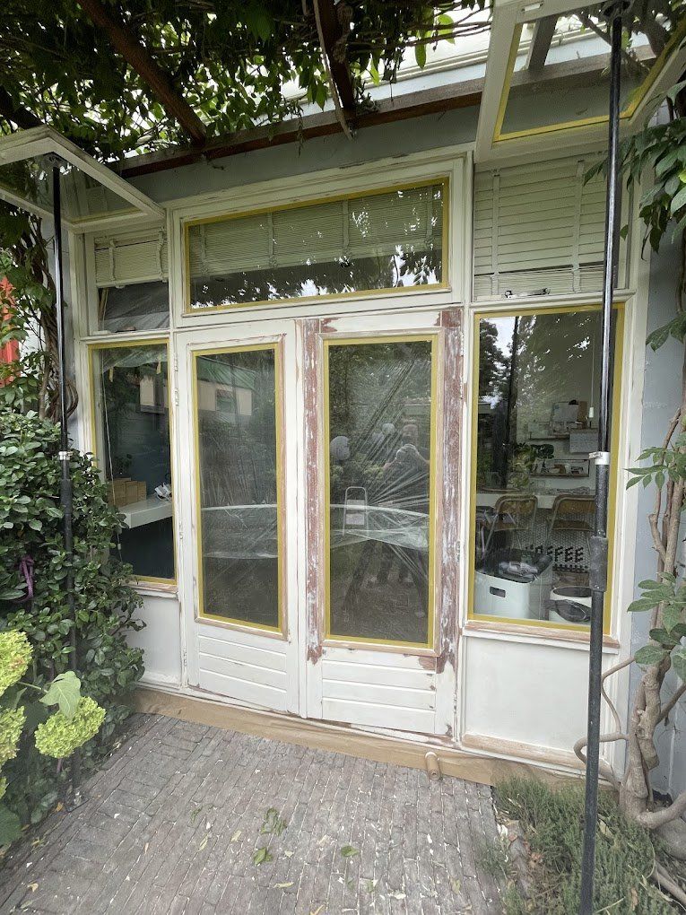 Verweerde houten tuindeuren vóór het schilderwerk